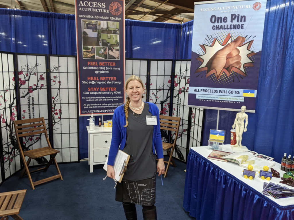 Acupuncturist doing the one pin acupuncture challenge at the 2022 ideal home show